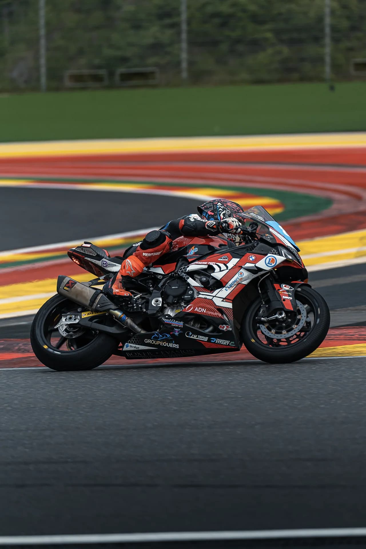 Moto en course à Spa-Francorchamps, cadrage vertical