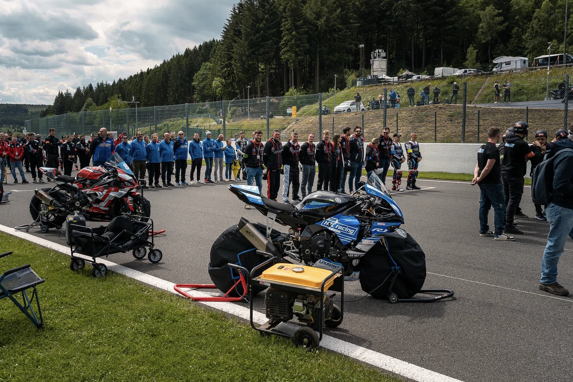 Motos et équipes réunies sur la grille de départ à Spa