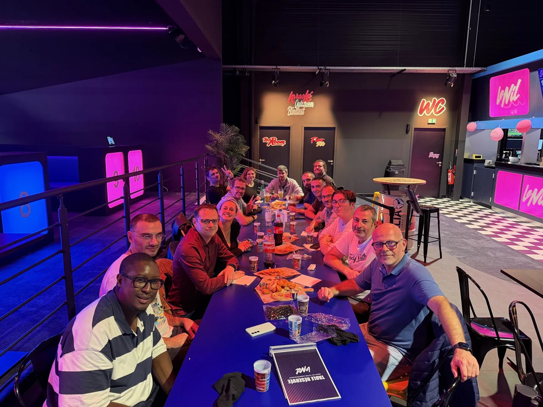 L’équipe nantaise d’ADN Consulting réunie autour d’une grande table lors de sa soirée karting