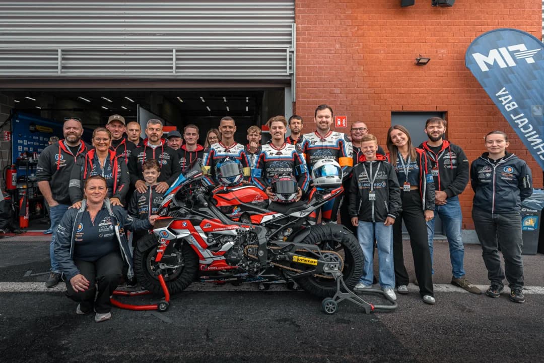 Équipe réunie lors des 8 Heures de Spa